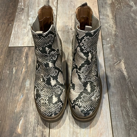 Universal Thread Shoes - Universal Threads waterproof snakeskin boots